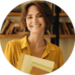 Imagem meramente ilustrativa. Empresária sorrindo e segurando anotações.